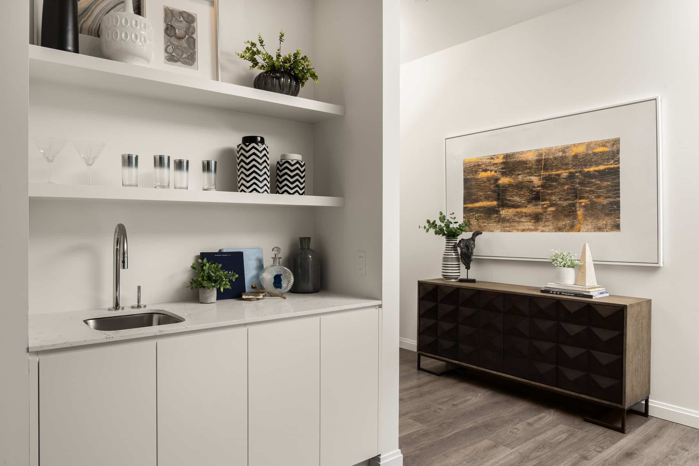 Spacious apartment in Chicago with floor to ceiling windows