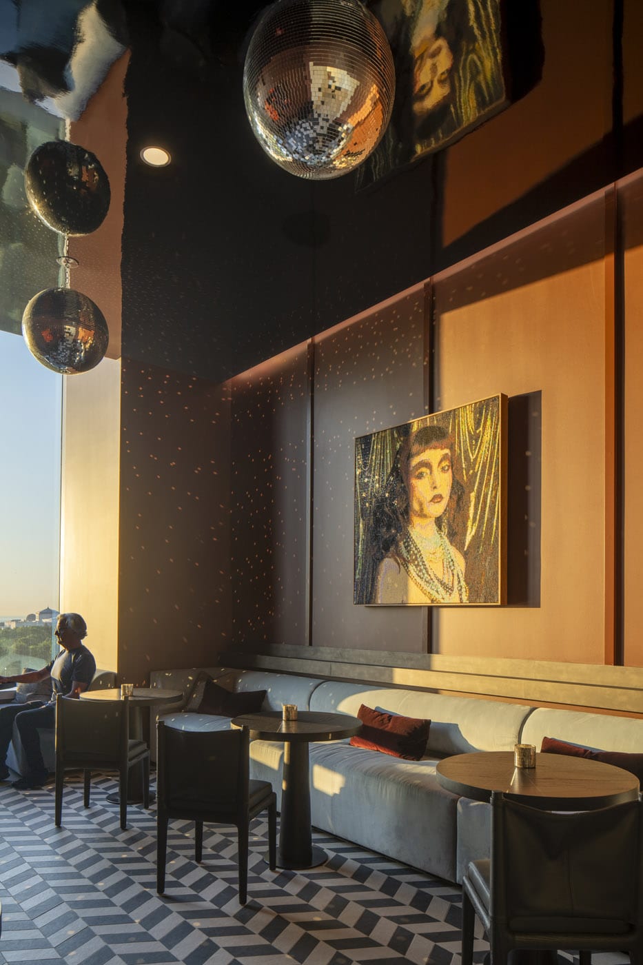 1000M cocktail lounge